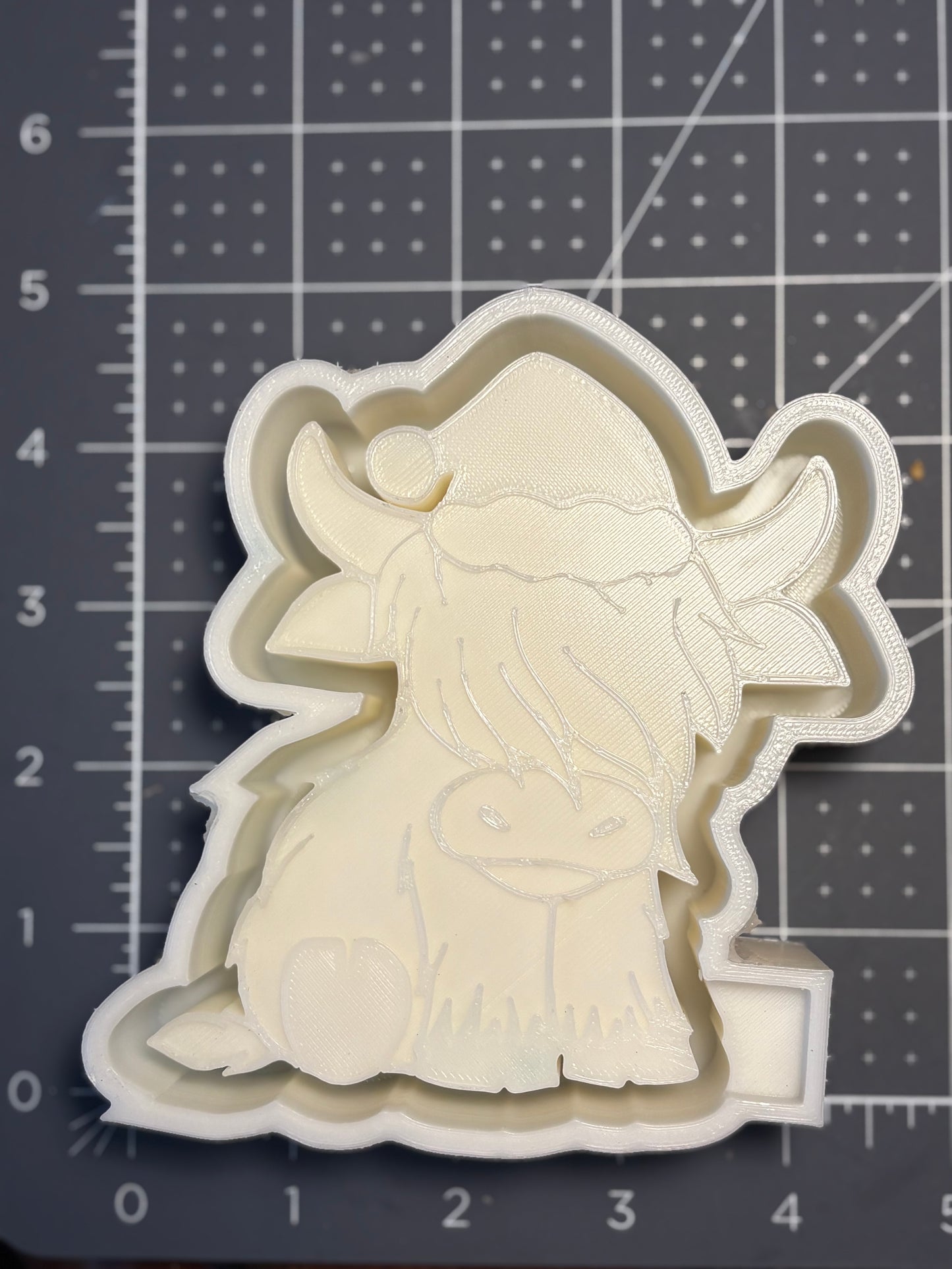 Sitting Highland with Santa Hat Mold