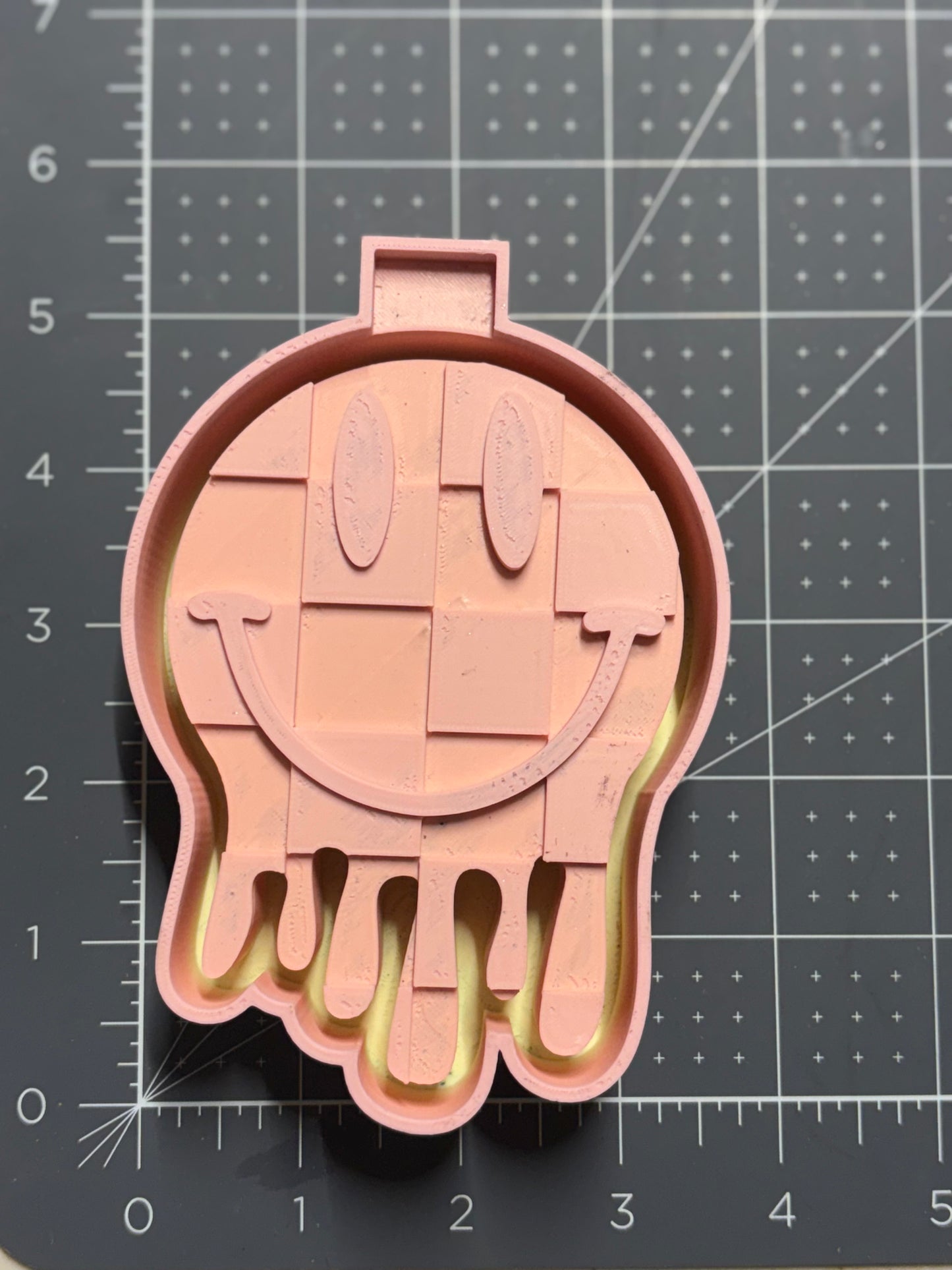 Checked Smiley Drip Mold
