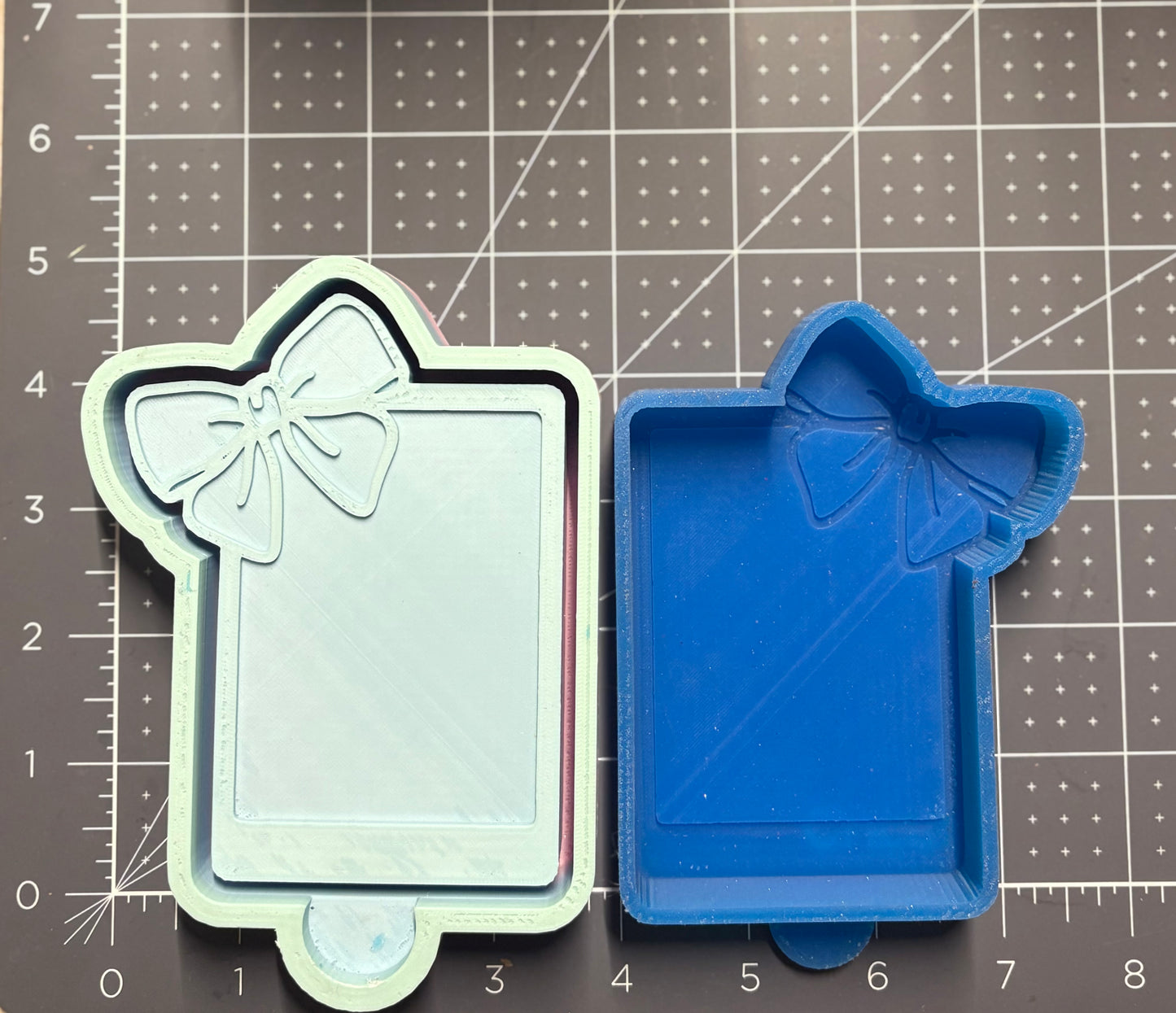 Kindle with Bow Frame Mold