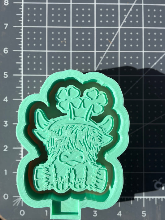 Highland Cow With Cloves Mold