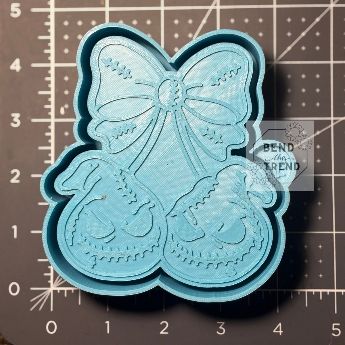 Skinny Man Bow Mold