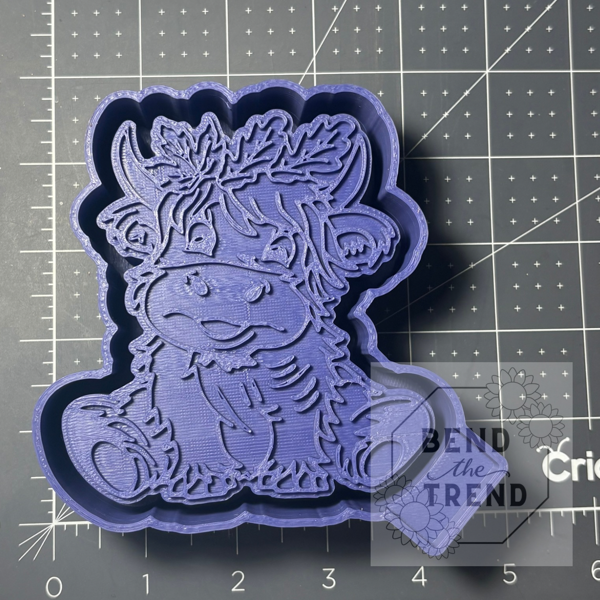 Highland Cow with Leaves Mold